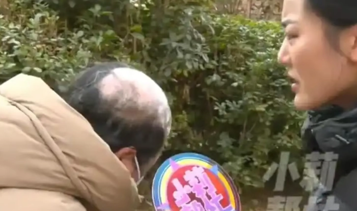 중국에서 병환으로 탈모가 생긴 아내를 “창피하다”며 외면하고 결국 이혼까지 요구한 남편의 사연이 알려져 현지 누리꾼들의 공분을 사고 있다. 바이두