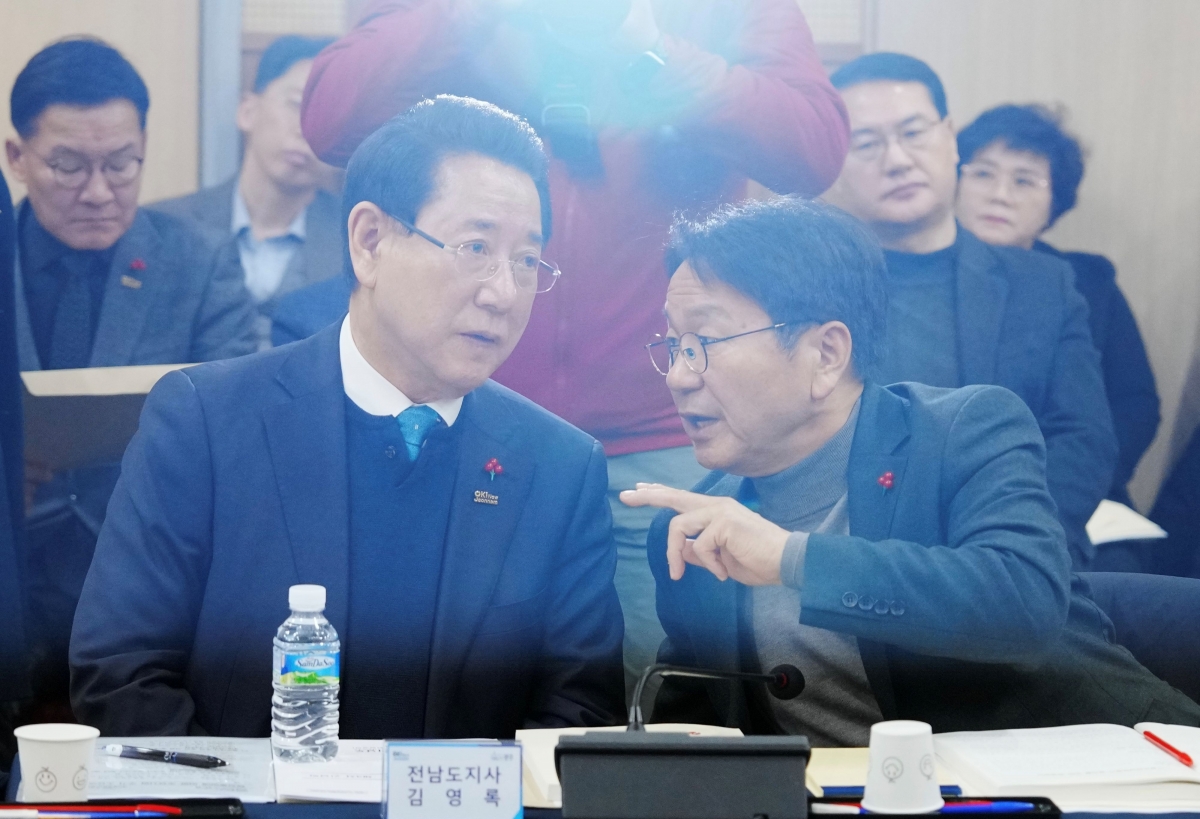 강기정(오른쪽) 광주시장과 김영록 전남지사가 25일 광주 김대중컨벤션센터에서 열린 ‘광주전남 특별법 검토 시도지사-국회의원 제3차 간담회’에 참석해 의견을 교환하고 있다. 광주광역시 제공