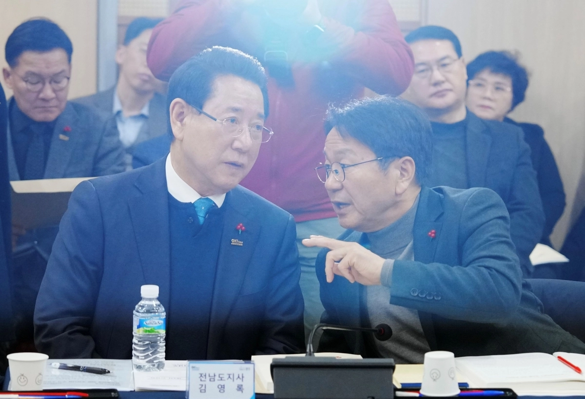 강기정(오른쪽) 광주시장과 김영록 전남지사가 25일 광주 김대중컨벤션센터에서 열린 ‘광주전남 특별법 검토 시도지사-국회의원 제3차 간담회’에 참석해 의견을 교환하고 있다. 광주광역시 제공