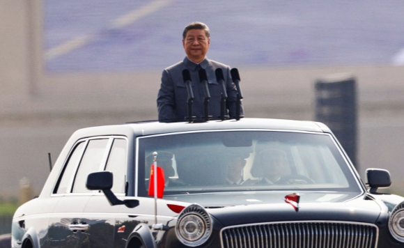 시진핑 중국 국가주석이 3일 베이징에서 열린 ‘중국인민 항일전쟁 및 세계 반파시스트 전쟁 승리(전승절) 80주년’ 열병식에서 무개차에 올라 부대를 사열하고 있다. 시 주석이 탄 차량은 중국 국영 완성차 제일자동차의 프리미엄 브랜드 ‘홍치’의 ‘L9 퍼레이드’ 모델로 알려졌다. 2025.9.3 베이징 로이터 연합뉴스