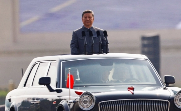 시진핑 중국 국가주석이 3일 베이징에서 열린 ‘중국인민 항일전쟁 및 세계 반파시스트 전쟁 승리(전승절) 80주년’ 열병식에서 무개차에 올라 부대를 사열하고 있다. 시 주석이 탄 차량은 중국 국영 완성차 제일자동차의 프리미엄 브랜드 ‘홍치’의 ‘L9 퍼레이드’ 모델로 알려졌다. 2025.9.3 베이징 로이터 연합뉴스