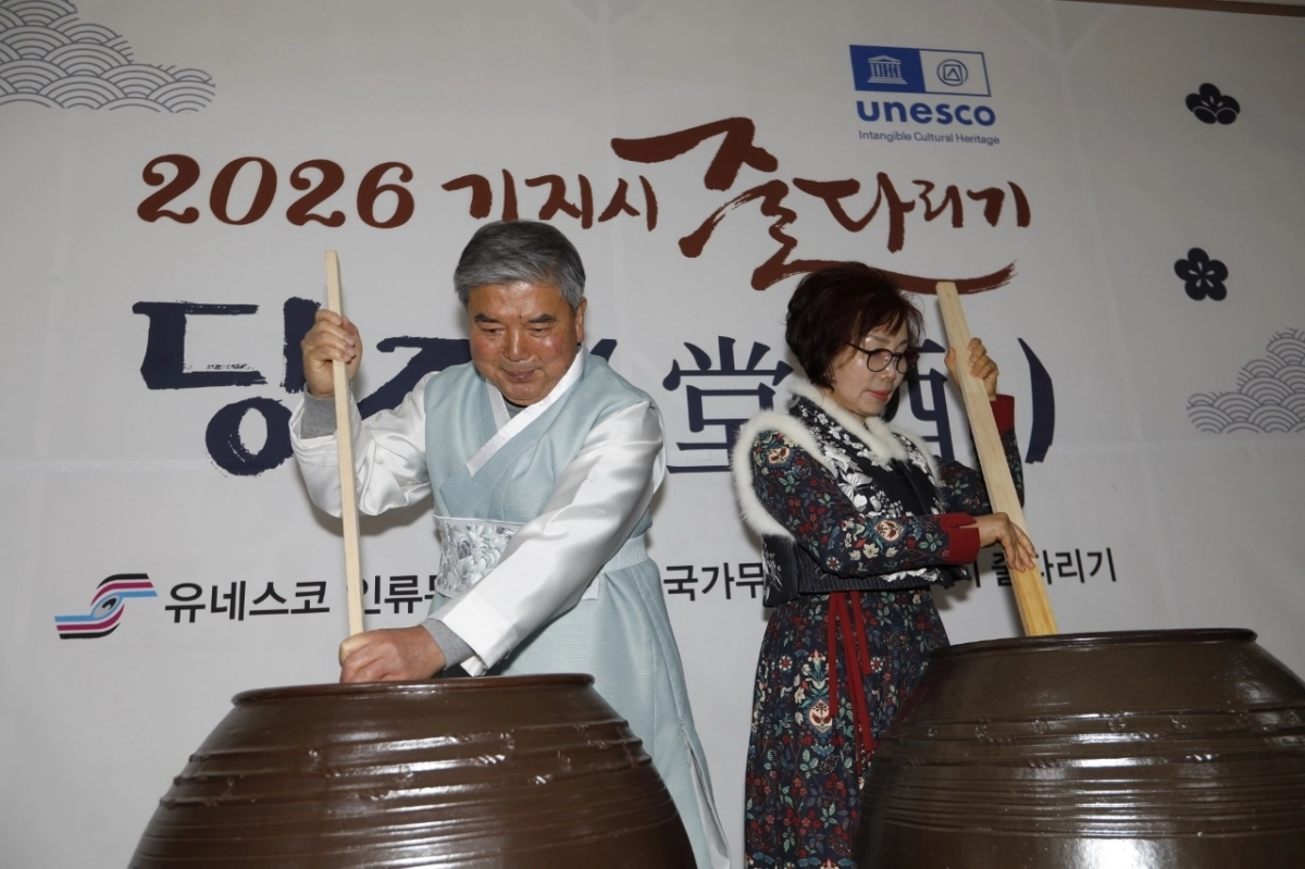 충남 당진의 기지시줄다리기 축제 시작인 당제 등 제의 행사에서 쓸 당주(堂酒)를 담그고 있다.  당진시 제공