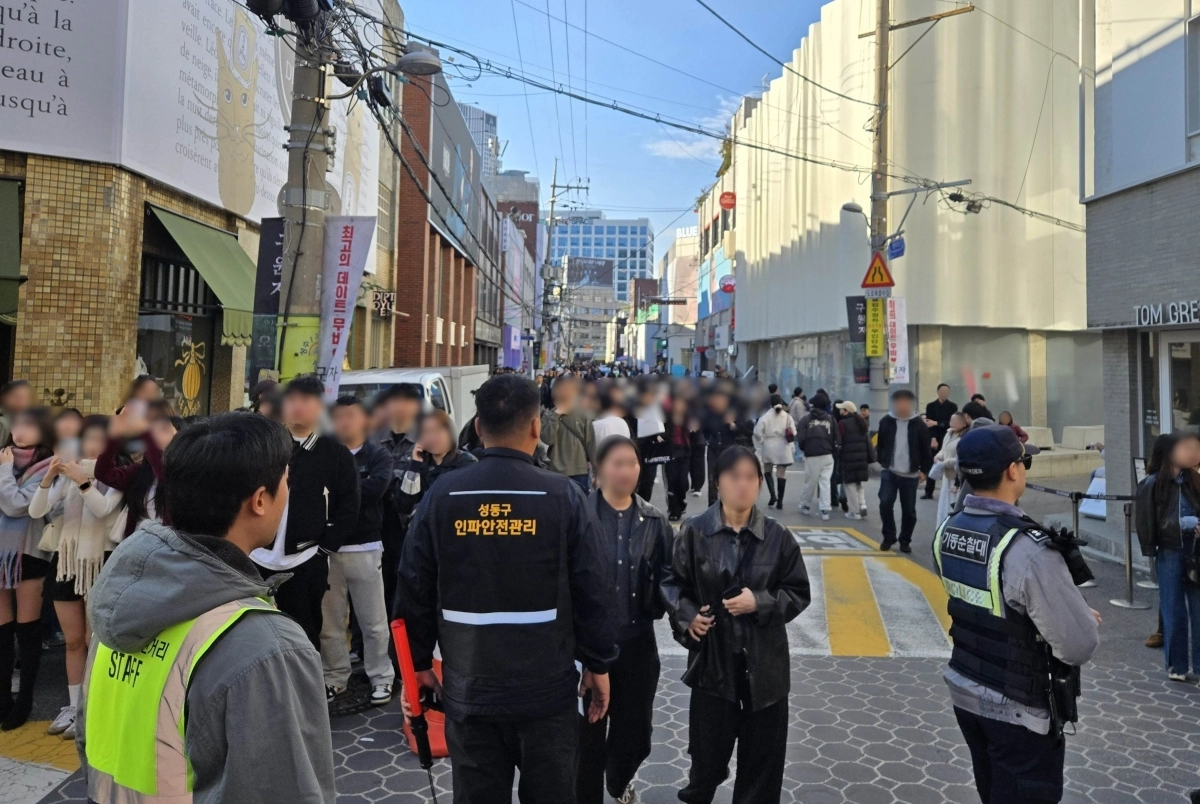 다중인파관리 전담요원들이 성수동 연무장길에서 인파관리를 하고 있다. 성동구 제공