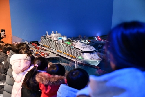 서울 노원구 노원기차마을의 이탈리아관에서 어린이 관람객이 디오라마를 보고 있다.   노원구 제공