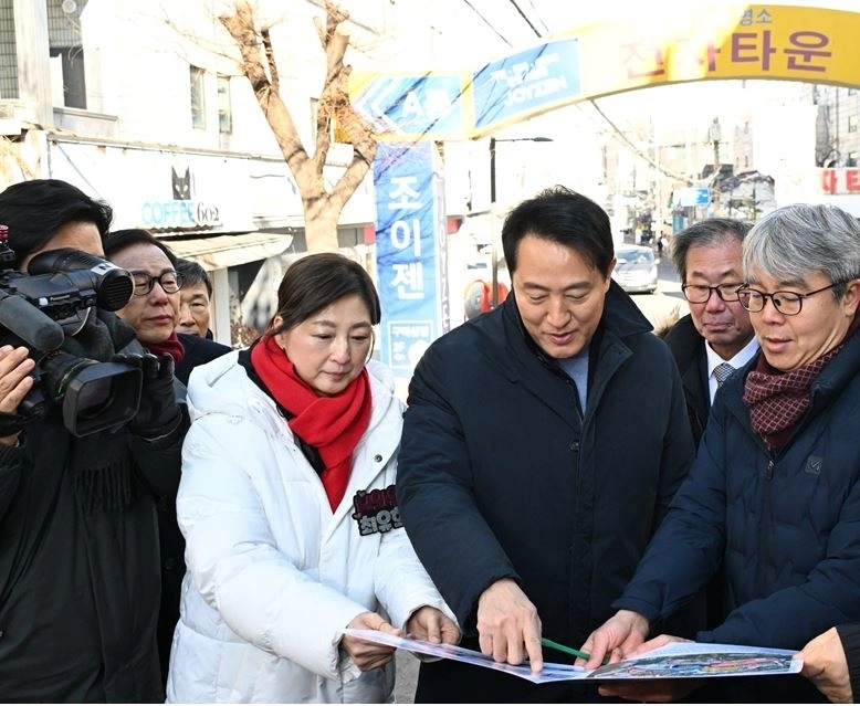 지난 22일 최유희 의원이 오세훈 시장과 용산전자상가 인근 특별계획구역 개발 사업대상지 조감도를 확인하고 있다.