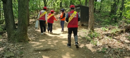 서울 구로구 산불감시 인력이 주요 등산로를 순찰하며 산불 예방 홍보와 인화물질 반입금지 안내를 진행하고 있다.  구로구 제공