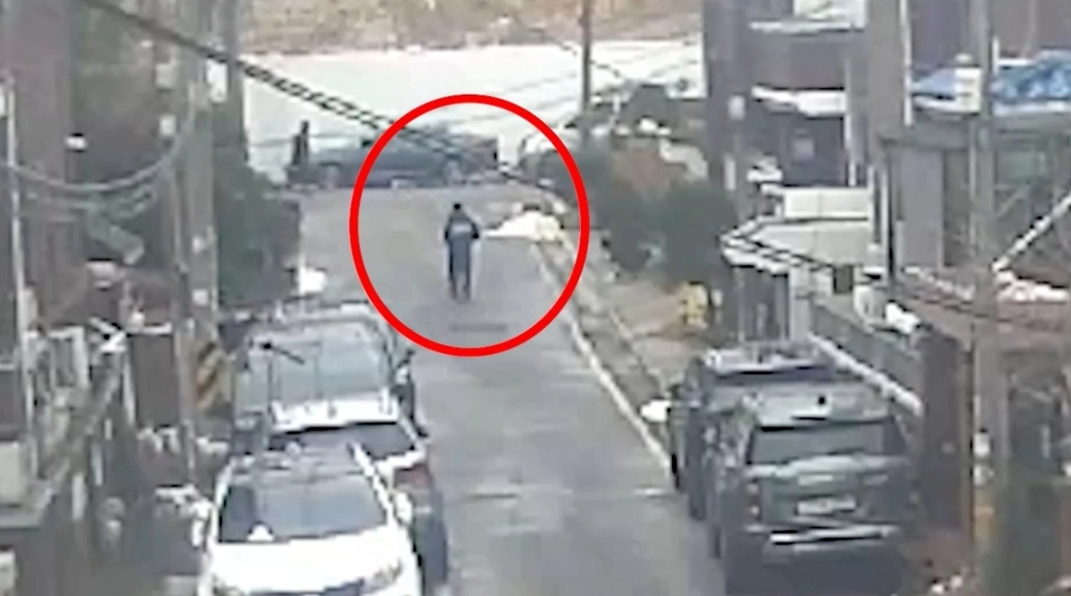 지난해 12월 6일 필로폰을 숨겨둔 수원 주택가 화단을 찾아가는 모습. 제주경찰청 제공