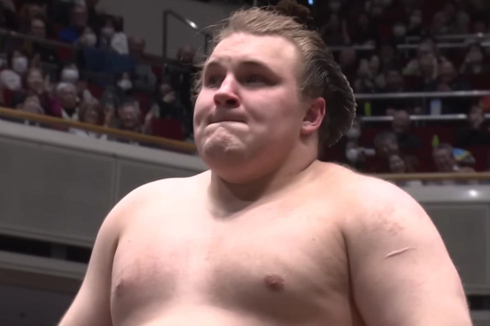 우크라이나 출신 스모 선수 아오니시키 아라타가 지난 25일 도쿄 료고쿠 국기관에서 열린 일본 프로스모(오즈모) 1월 도쿄 대회(하츠바쇼) 마지막날 경기에서 아타미후지를 쓰러뜨리며 우승을 확정지은 직후 감격스러운 표정을 짓고 있다. 일본스모협회 공식 유튜브 캡처