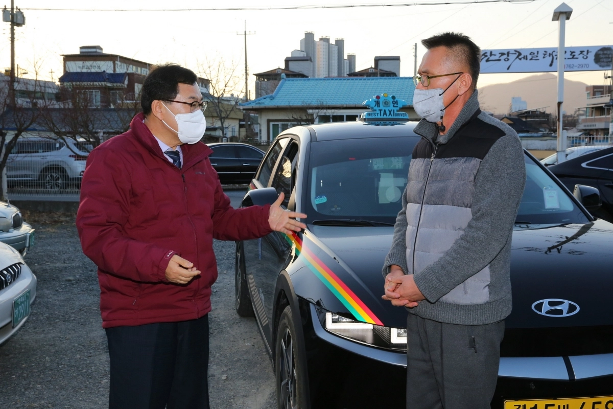 주낙영 경주시장(왼쪽)이 택시 운수종사자와 만나 의견 청취하는 모습. 경주시 제공