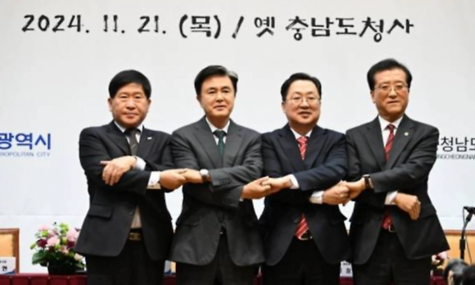 충남도와 대전시가 통합 지방자치단체 출범 추진을 위한 공동선언문을 채택했다. 왼쪽부터 홍성현 충남도의회 의장, 김태흠 충남지사, 이장우 대전시장, 조원휘 대전시의회 의장. 서울신문DB
