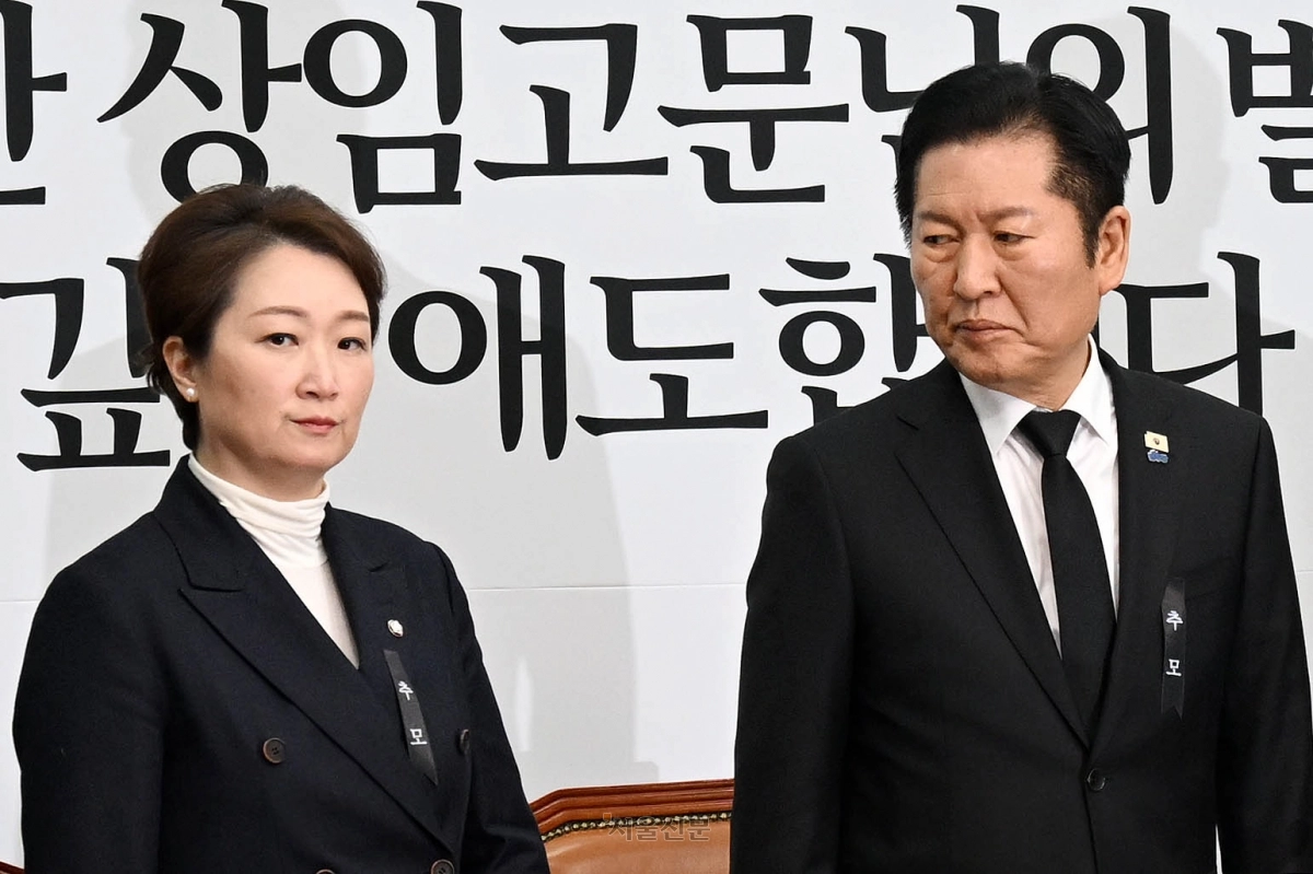 정청래 더불어민주당 대표와 이언주 최고위원이 26일 국회에서 열린 최고위원회의에서 이해찬 전 국무총리의 별세를 애도하며 근조 리본을 가슴에 달고 입장하고 있다. 2026.1.26 홍윤기 기자