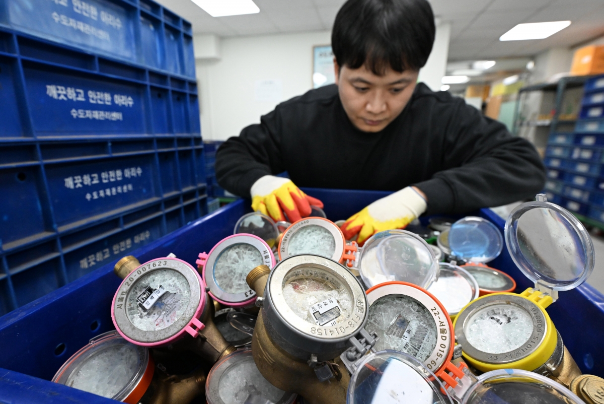 서울북부수도사업소 직원이 강추위가 이어진 26일 서울 강북구 소재 사무실에서 동파된 수도계량기를 정리하고 있다. 2026.1.26 도준석 전문기자