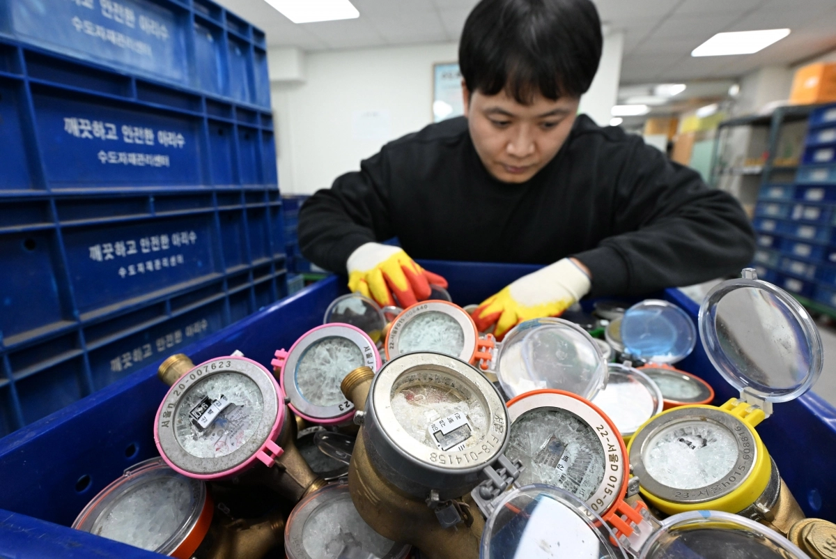 서울북부수도사업소 직원이 강추위가 이어진 26일 서울 강북구 소재 사무실에서 동파된 수도계량기를 정리하고 있다. 2026.1.26 도준석 전문기자