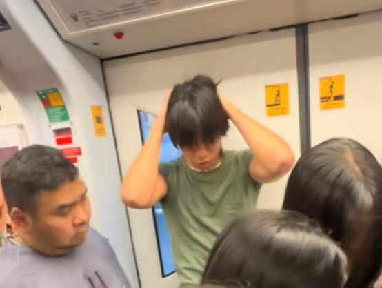 태국의 한 남성이 방콕 지상철(BTS) 내에서 휴대전화 날치기 상황을 연출한 영상을 올려 화제를 모은 가운데 현지에서 “태국 치안에 대한 부정적 인식을 심어줄 수 있다”며 논란이 일고 있다. 소셜미디어(SNS) 캡처