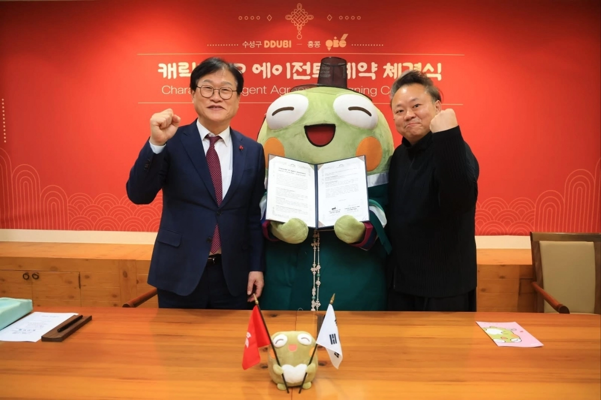 김대권(왼쪽) 대구 수성구청장과 패트릭 청 홍콩 글로벌 마케팅·라이선싱 전문기업 OBG COO가 지난 22일 수성구청에서 ‘뚜비’의 정식 지식재산권 에이전트 계약을 체결한 뒤 기념촬영을 하고 있다. 수성구 제공