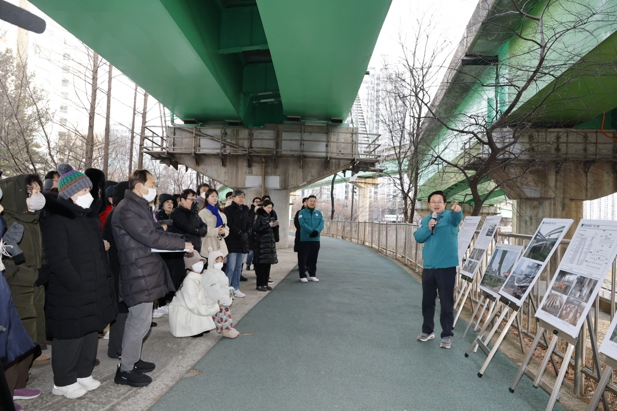 영등포구 주민 40여명이 이날 ﻿현장에서 최 구청장(오른쪽) 에게 도림천 횡단교량 설치사업에 관한 설명을 듣고 있다. 영등포구 제공