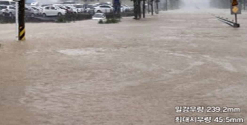 강원 강릉 섬석천은 집중호우가 내리거나 태풍이 오면 상습적으로 범람해 인근 주민들이 피해를 보고 있다. 사진은 2020년 9월 태풍 하이선이 몰고 온 많은 비로 섬석천이 범람해 주변 도로가 물에 잠긴 모습. 강원도 제공