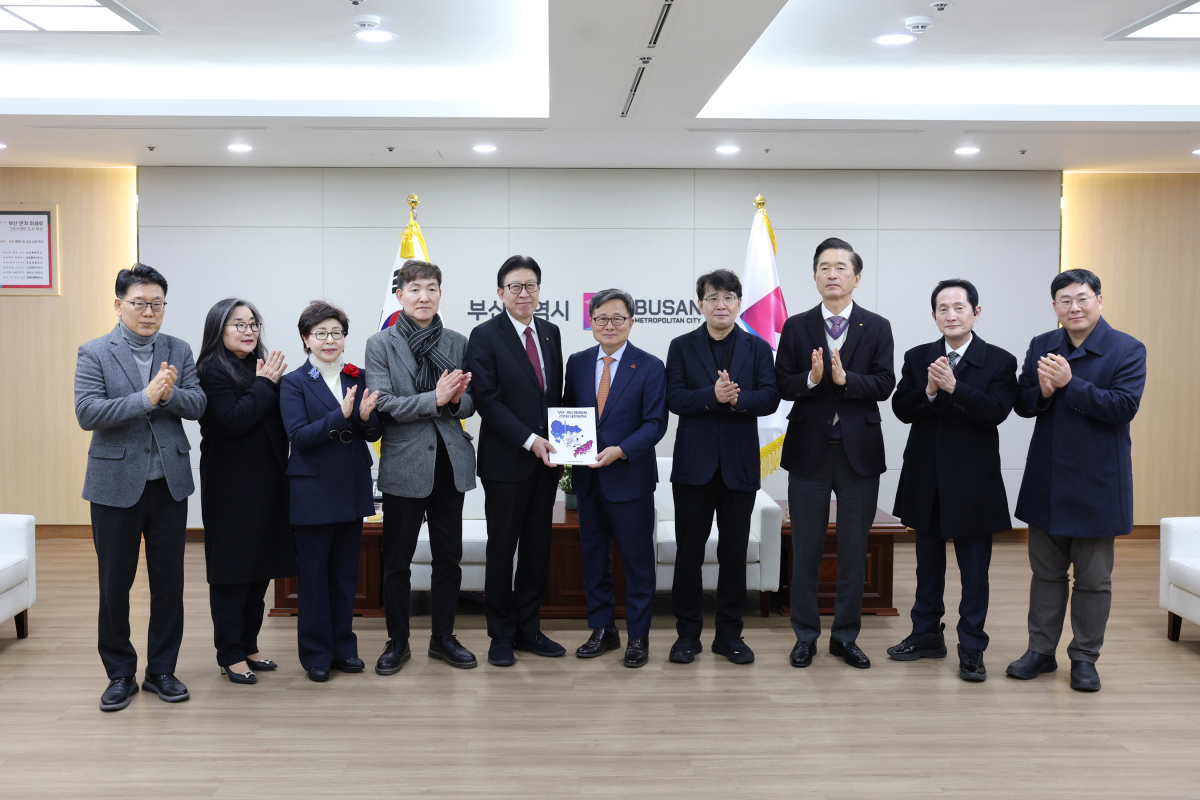 박형준 부산시장(왼쪽에서 다섯번 째)이 26일 부산시청 접견실에서 부산·경남 행정통합공론화위원회로부터 최종의견서를 전달받고 관계자들과 기념 촬영을 하고 있다. 부산시 제공
