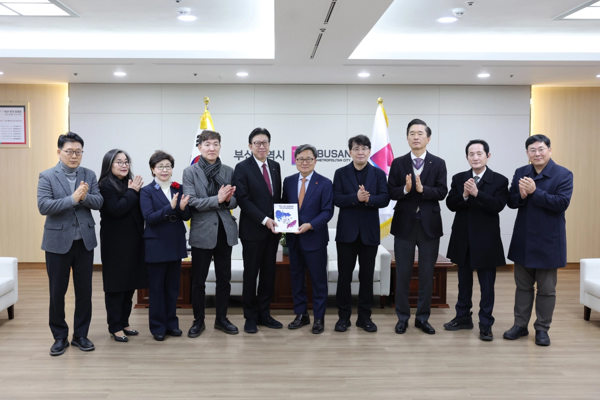 박형준 부산시장(왼쪽에서 다섯번 째)이 26일 부산시청 접견실에서 부산·경남 행정통합공론화위원회로부터 최종의견서를 전달받고 관계자들과 기념 촬영을 하고 있다. 부산시 제공