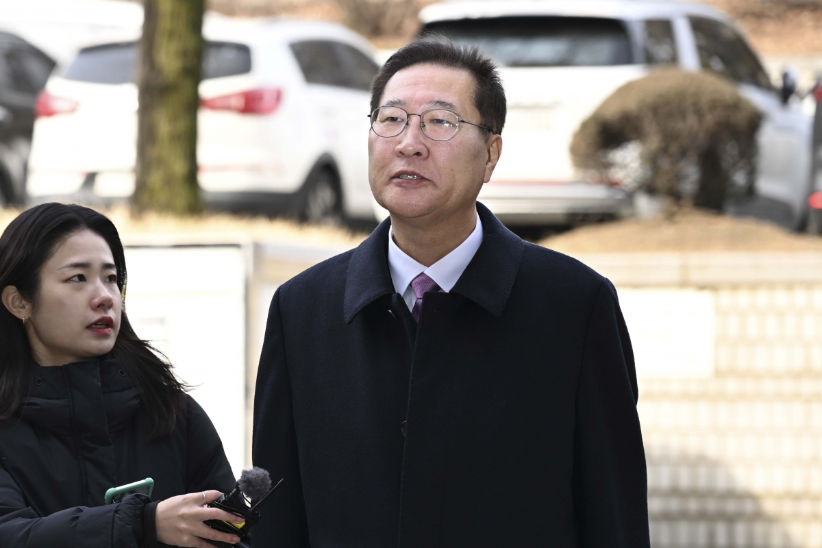 12·3 비상계엄 사태에 가담하고 김건희 여사의 수사 관련 청탁을 들어준 혐의로 기소된 박성재 전 법무부 장관이 26일 서울 서초구 서울중앙지법에서 열린 첫 공판에 출석하고 있다. 사진공동취재단