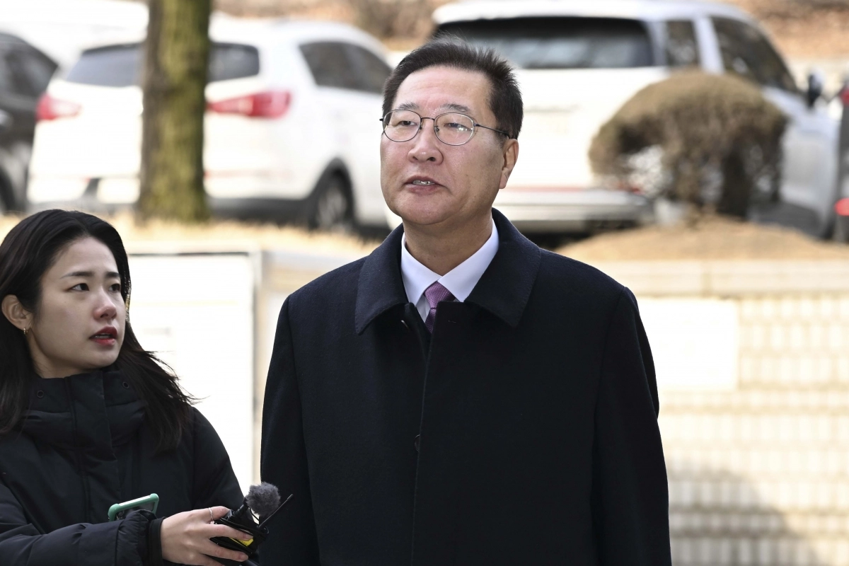 12·3 비상계엄 사태에 가담하고 김건희 여사의 수사 관련 청탁을 들어준 혐의로 기소된 박성재 전 법무부 장관이 26일 서울 서초구 서울중앙지법에서 열린 첫 공판에 출석하고 있다. 사진공동취재단