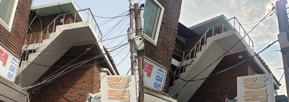 강북구에서 지난해 실시한 공중케이블 정비 전(왼쪽)과 후 모습. 강북구 제공
