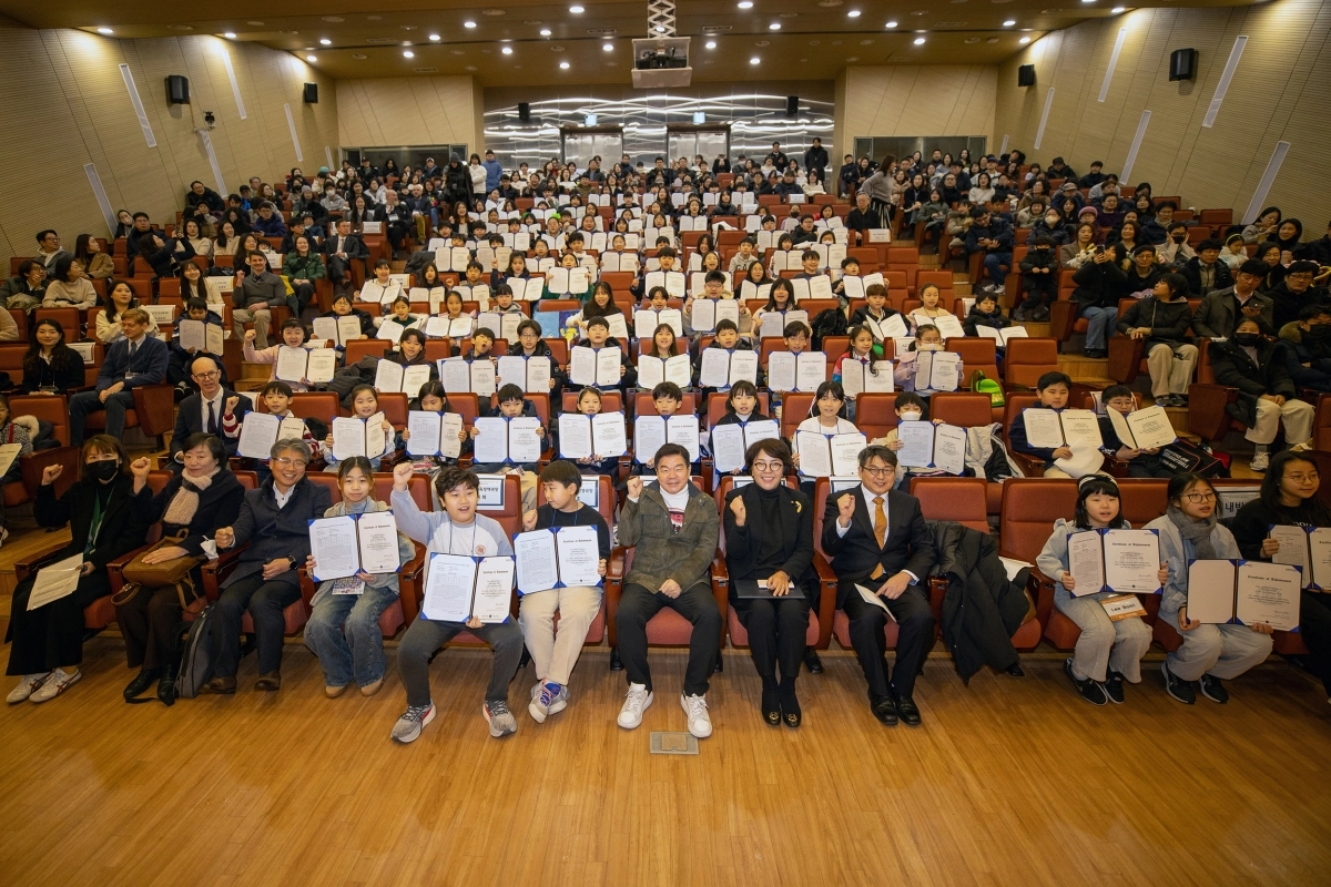 이필형(가운데) 동대문구청장이  ‘2025학년도 겨울방학 영어체험교실’ 수료식에 참석했다. 동대문구 제공