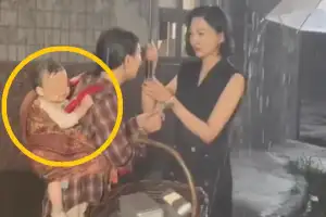 thumbnail - “배우 가리니까 우산 치워” 감독 말에…아기는 비에 쫄딱 젖었다