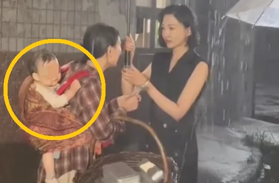 중국의 한 미니시리즈 제작진이 촬영을 위해 갓난아기를 차가운 인공 폭우 속에 장시간 방치한 사실이 알려지며 논란이 일고 있다. 웨이보