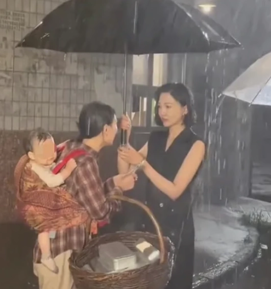 중국의 한 미니시리즈 제작진이 촬영을 위해 갓난아기를 차가운 인공 폭우 속에 장시간 방치한 사실이 알려지며 논란이 일고 있다. 웨이보