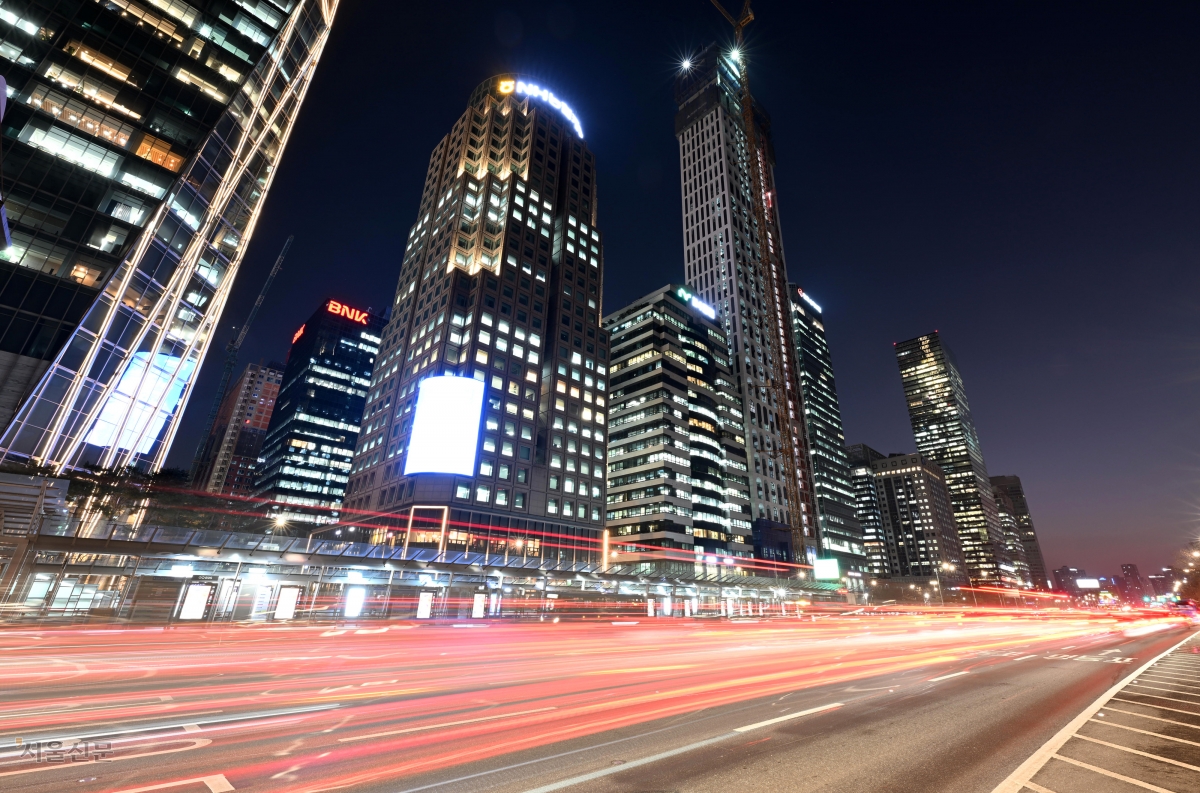 코스닥 지수가 26일 4년여 만에 1000선을 다시 밟으며 급등한 반면 코스피는 외국인과 기관 순매도에 밀려 4940선대로 내려앉았다. 사진은 서울 여의도 증권가 건물에 불이 밝혀진 모습. 도준석 전문기자