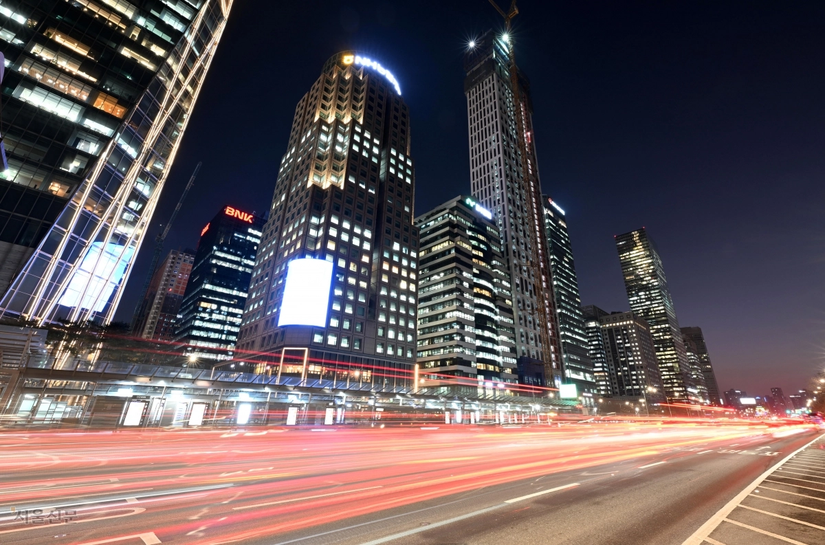 코스닥 지수가 26일 4년여 만에 1000선을 다시 밟으며 급등한 반면 코스피는 외국인과 기관 순매도에 밀려 4940선대로 내려앉았다. 사진은 서울 여의도 증권가 건물에 불이 밝혀진 모습. 도준석 전문기자