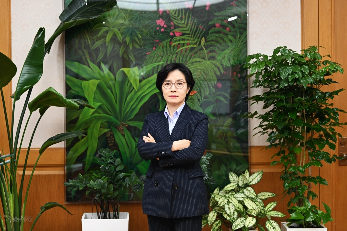 ‘사법부 인공지능(AI)위원회’를 이끄는 이숙연 대법관이 지난 19일 서울신문과의 인터뷰에서 포즈를 취하고 있다. 이 대법관은 법률 서비스의 판도를 바꾸고 있는 AI의 명암을 진단하면서 “인간을 중심에 두고 신뢰성과 투명성을 강화해야 한다”고 강조했다. 홍윤기 기자