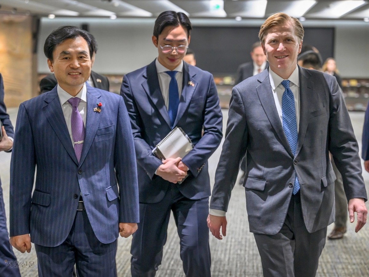 안규백(왼쪽) 국방부 장관이 26일 국방부 청사를 방문한 엘브리지 콜비(오른쪽) 미 국방부 정책담당 차관을 맞이한 뒤 함께 접견 장소로 이동하고 있다. 국방부 제공