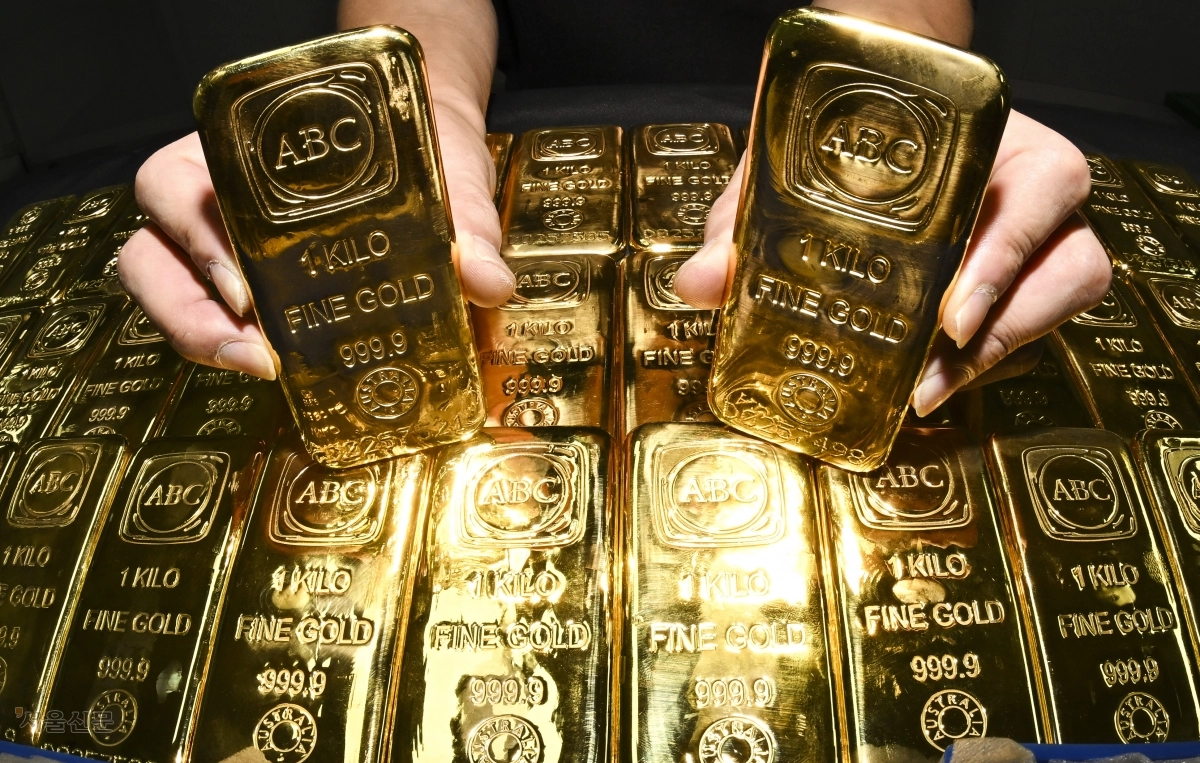 국제 금 현물 가격이 사상 처음으로 온스당 5000달러(약 720만원)를 돌파한 26일 서울 종로구 삼성금거래소에서 직원이 골드바를 내보이고 있다. 홍윤기 기자