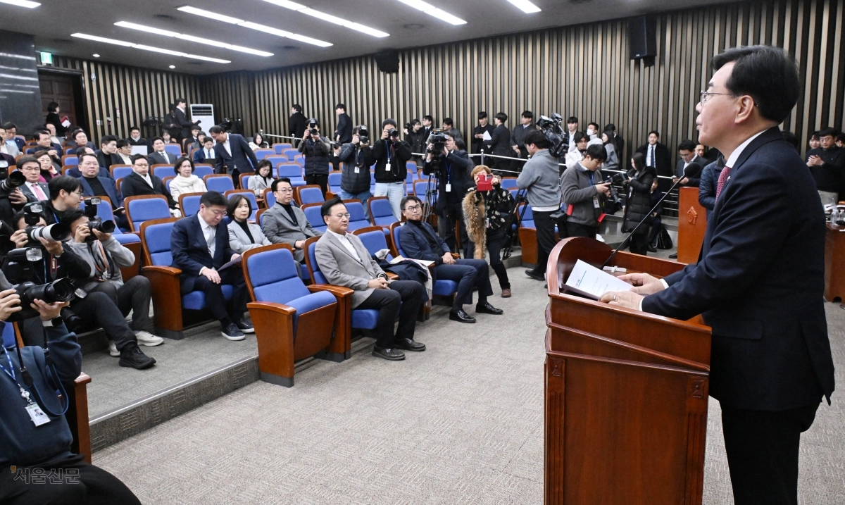 송언석(오른쪽) 국민의힘 원내대표가 26일 국회에서 열린 의원총회에서 발언하고 있다. 8일째 단식투쟁을 하다 병원으로 이송됐던 장동혁 대표가 이날 퇴원한 가운데 국민의힘은 ‘쌍특검’(통일교·공천헌금) 수용을 촉구하는 대여 투쟁 방안을 논의했다. 안주영 전문기자