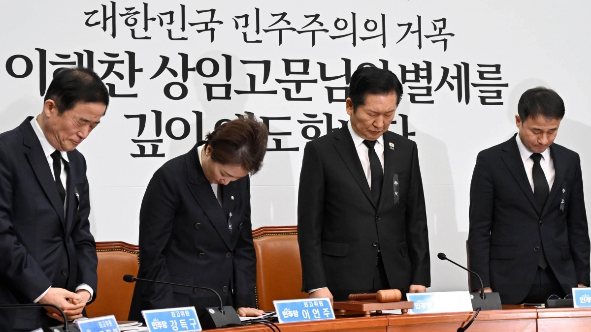 정청래 더불어민주당 대표를 비롯한 최고위원들이 26일 국회에서 열린 최고위원회의에서 이해찬 전 국무총리의 별세를 애도하며 묵념하고 있다. 2026.1.26 홍윤기 기자