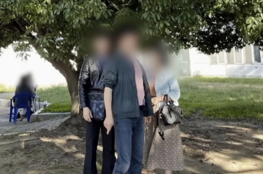 부산 기장군의 한 아파트에서 숨진 탈북민 남성과 누나 부부의 모습. SBS ‘그것이 알고 싶다’ 방송화면 캡처