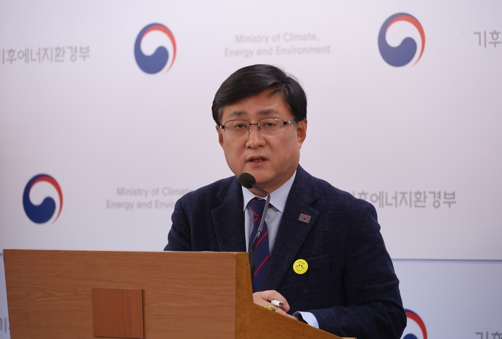 김성환 기후에너지환경부 장관이 26일 제11차 전력수급기본계획의 신규 원전 2기 건설을 계획대로 추진한다고 발표하고 있다. 연합뉴스