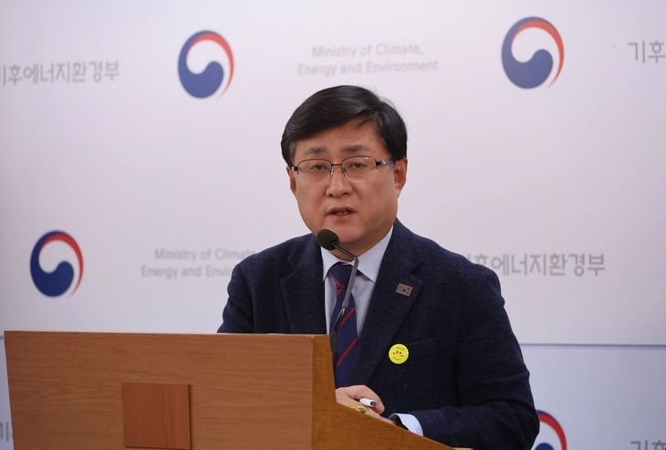 김성환 기후에너지환경부 장관이 26일 제11차 전력수급기본계획의 신규 원전 2기 건설을 계획대로 추진한다고 발표하고 있다. 연합뉴스