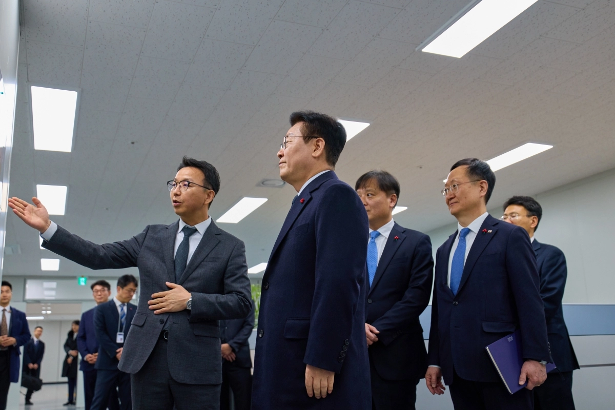 이재명 대통령이 26일 서울 종로구 정부서울청사 창성동 별관에 있는 초국가범죄 특별대응 TF 사무실을 격려 방문해 현황 보고를 받고 있다. 2026.1.26. 청와대 제공