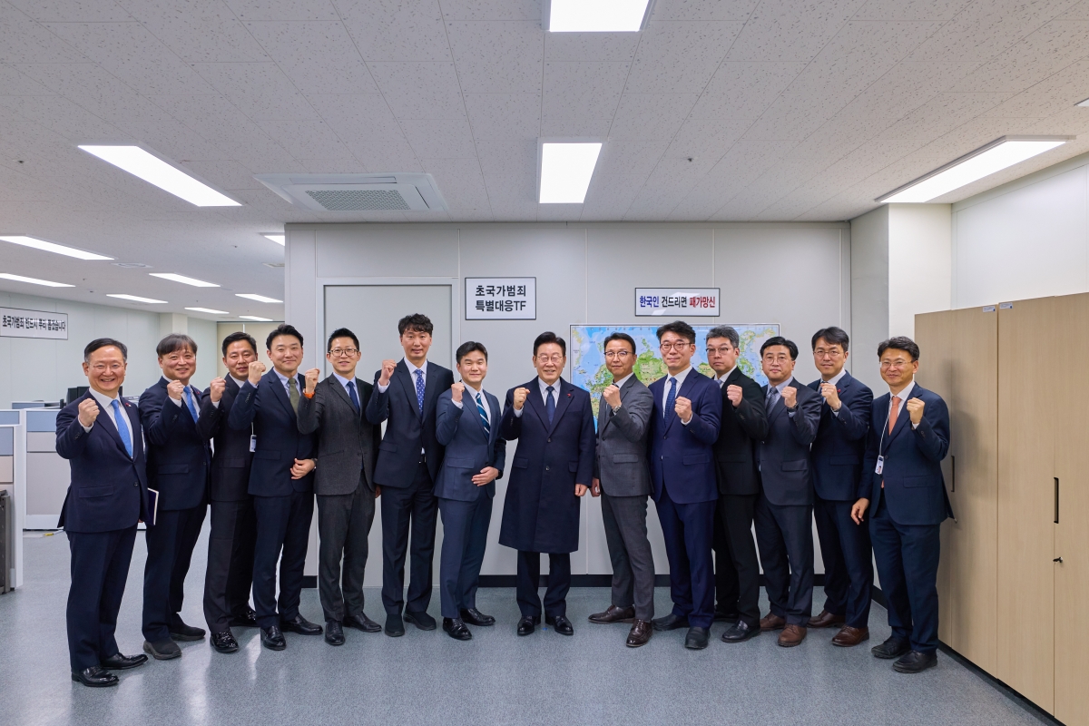 이재명 대통령이 26일 서울 종로구 정부서울청사 창성동 별관에 있는 초국가범죄 특별대응 TF 사무실을 격려 방문해 직원들과 기념 촬영을 하고 있다. 2026.1.26. 청와대 제공