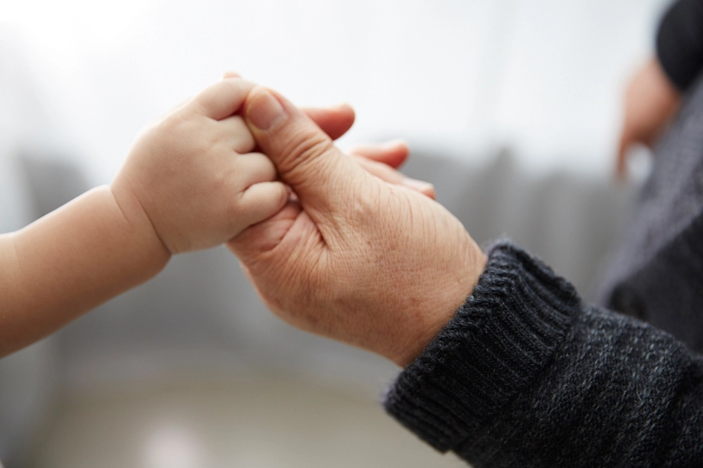 손주를 돌보는 조부모가 우울증에 걸릴 위험이 크게 높아질 수 있다는 연구 결과가 나왔다. 황혼 육아 자료사진. 아이클릭아트