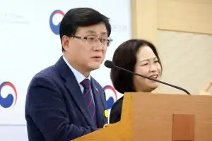 “원전은 글로벌 트렌드” vs “핵발전 즉각 중단”