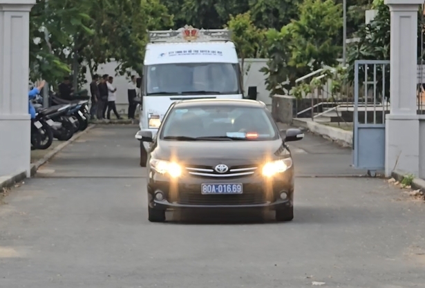 이해찬 민주평화통일자문회의 수석부의장의 시신을 실은 운구차(흰색) 등이 베트남 호찌민시 법의학센터에서 떤선녓 국제공항으로 이동하고 있다.﻿ 호찌민 연합뉴스