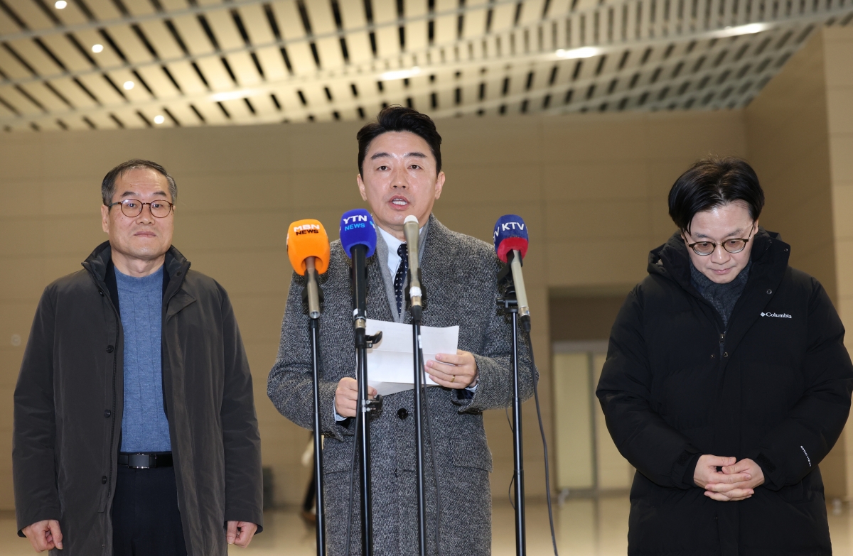 강훈식(가운데) 대통령실 비서실장이 26일 캐나다로 출국하기 전 발언하고 있다. 오른쪽은 김정관 산업통상부 장관. 연합뉴스