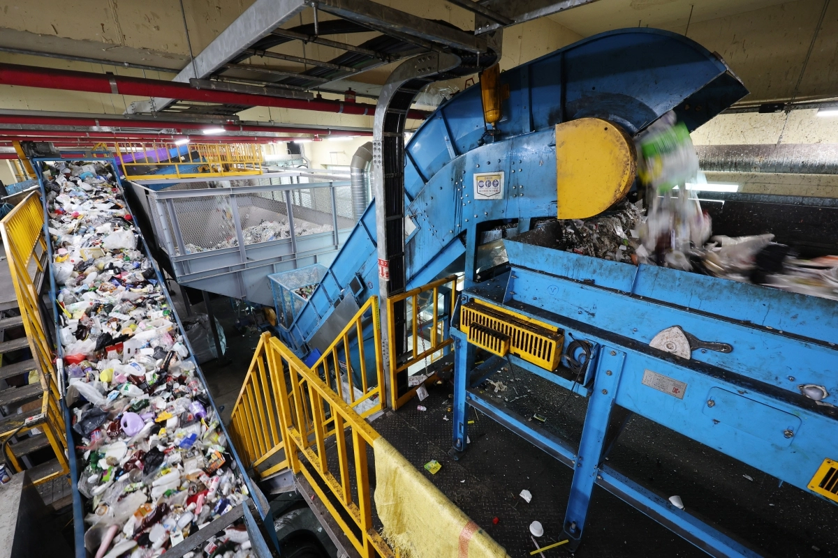 재활용 폐기물이 26일 서울 도봉구의 재활용 선별장에서 운반되고 있다. 서울시는 이날 ‘생활폐기물 다이어트 1000만 시민 실천 프로젝트’를 추진한다고 밝혔다. 연합뉴스