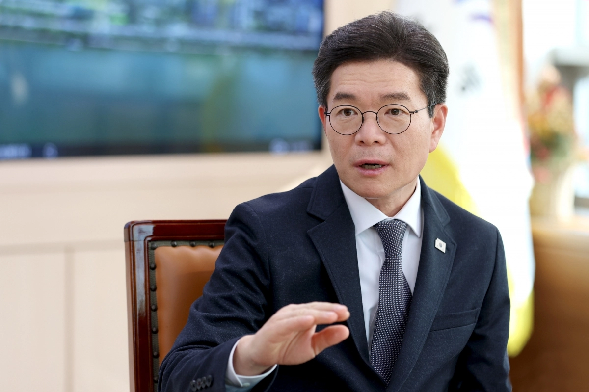정원오 성동구청장이 26일 구청장 집무실에서 서울신문과 신년 인터뷰를 하고 있다. 정 구청장은 “유능하고 검증된 일잘러를 원하는 게 오늘의 시대정신”이라고 강조했다.  성동구 제공
