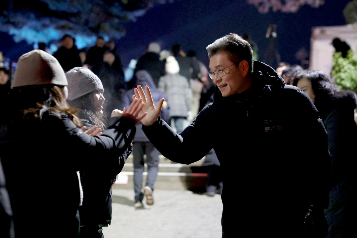 새해 첫날인 지난 1일 ‘2026년 응봉산 해맞이 축제’에서 주민들과 반갑게 인사를 나누는 정 구청장.  성동구 제공