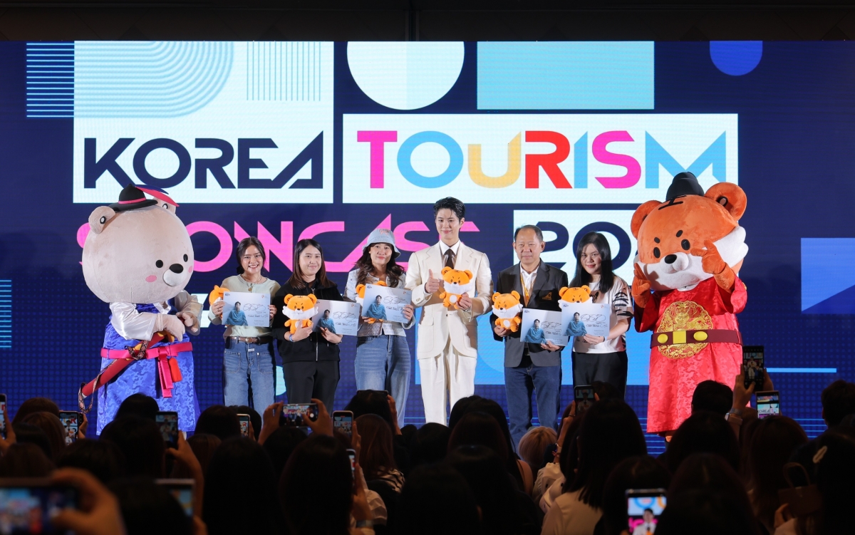 한국관광 명예 홍보대사인 배우 박보검(오른쪽 네 번째)이 태국 팬들과 기념사진을 찍고 있다. 한국관광공사 제공